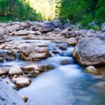 ¿Qué significa soñar con un río de agua clara con piedras?