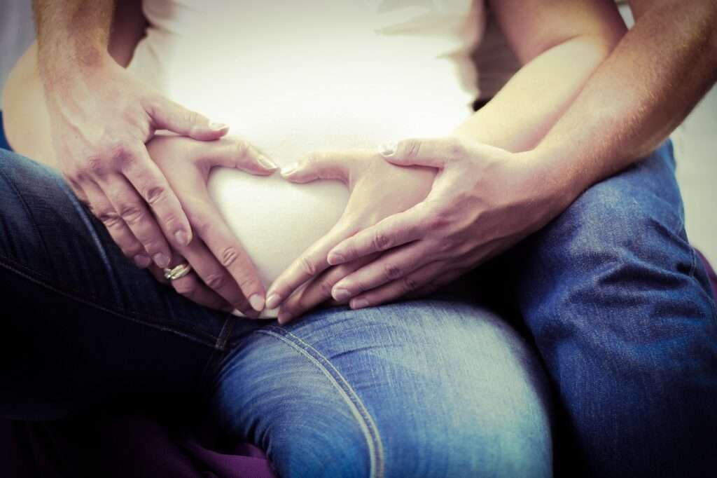 ¿Qué Significa Soñar Que Mi Esposo Tiene Una Mujer Embarazada?Mujer embarazada y su amante abrazando su vientre